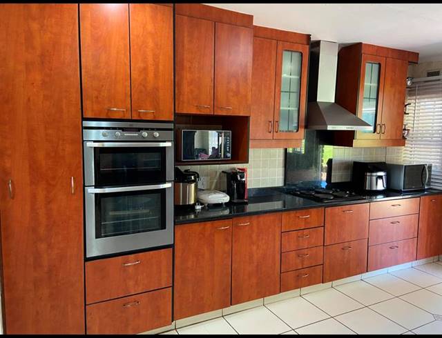 3 BEDROOM HOUSE FOR SALE IN BISLEY